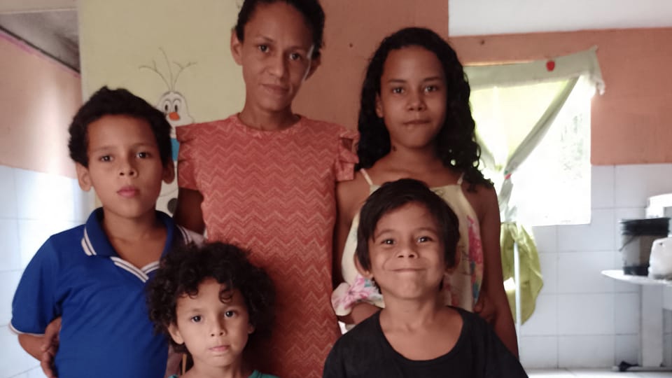 ARRECADAÇÕES: Mãe de quatro filhos pede ajuda para custear alimentação