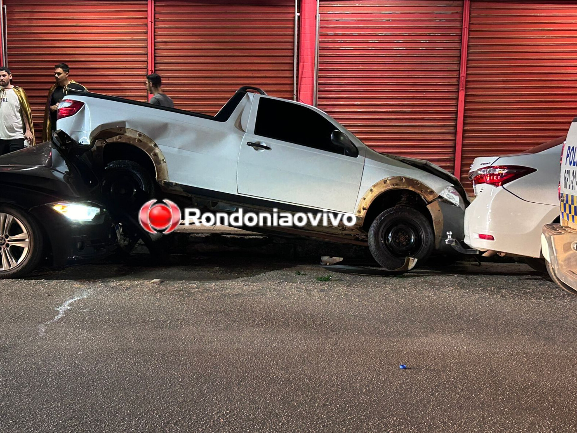 FUGIU: Motorista de BMW provoca destruição em cinco veículos na frente de boate