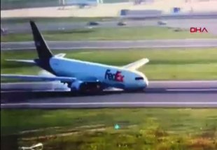 VÍDEO: Avião arrasta fuselagem na pista durante pouso de emergência